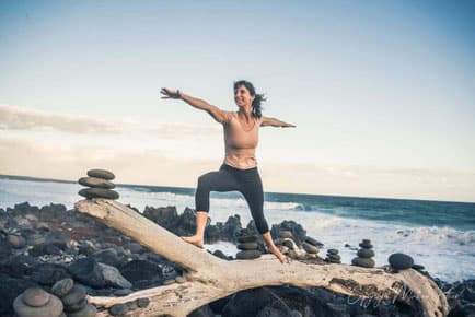 Pratique de yoga sur le deck Maison Kailash