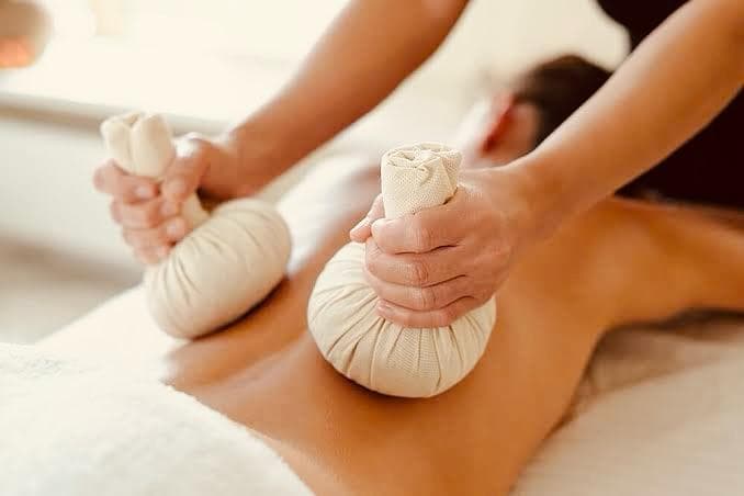 Massage ayurvédique aux pochons à Maison Kailash